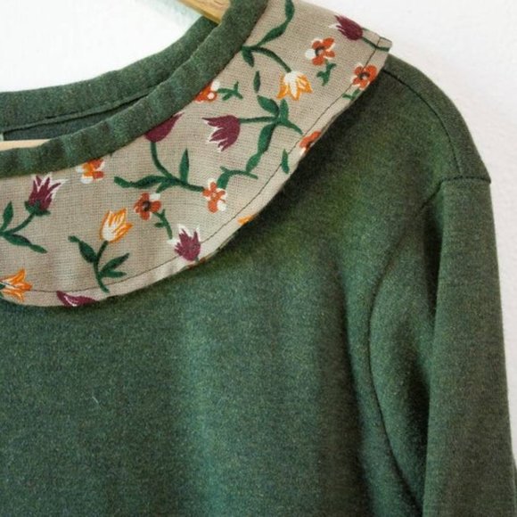green top with floral print collar - Picture 4 of 6